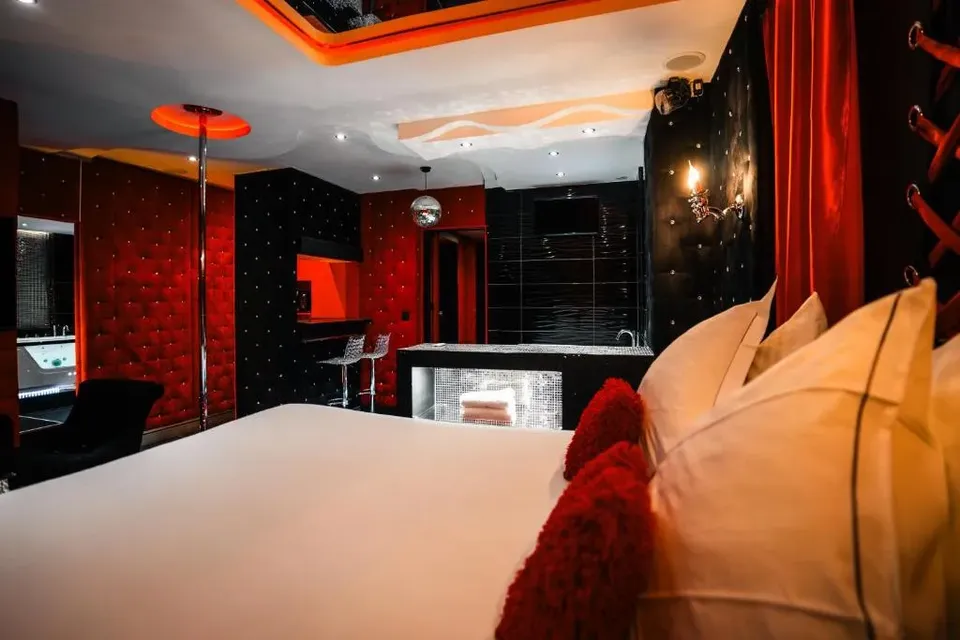 Love room avec barre de pole dance